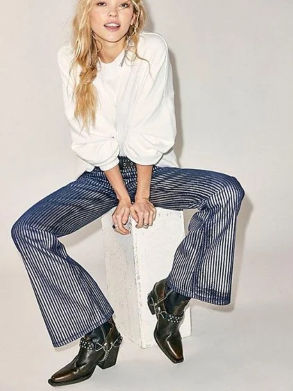 Free People We The Free West Coast Relaxed Metallic Flare Jeans NWT - Picture 2 of 5